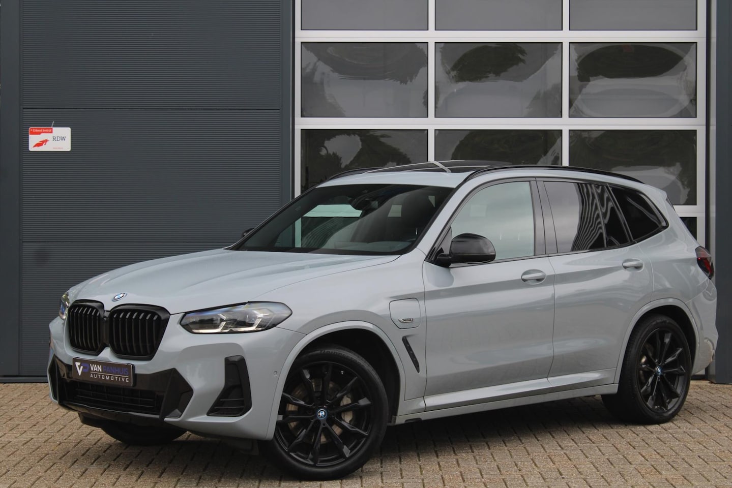 BMW X3 - XDrive30e M-Sport Shadow | Pano | Adap. LED | Elek. trekhaak - AutoWereld.nl