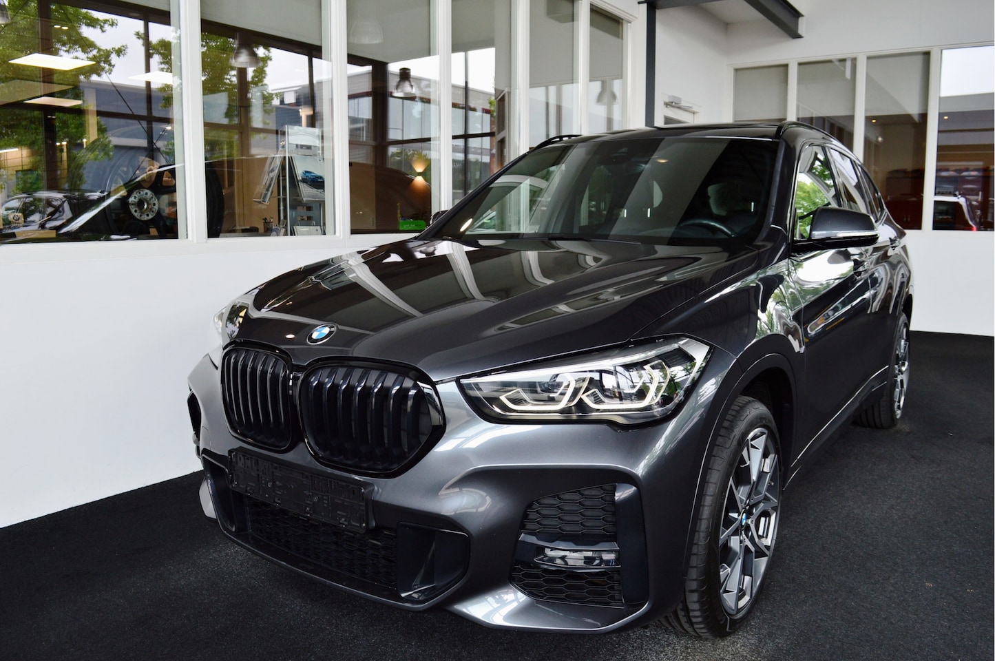 BMW X1 - sDrive20i M-Sportedition | Panorama | Trekhaak - AutoWereld.nl