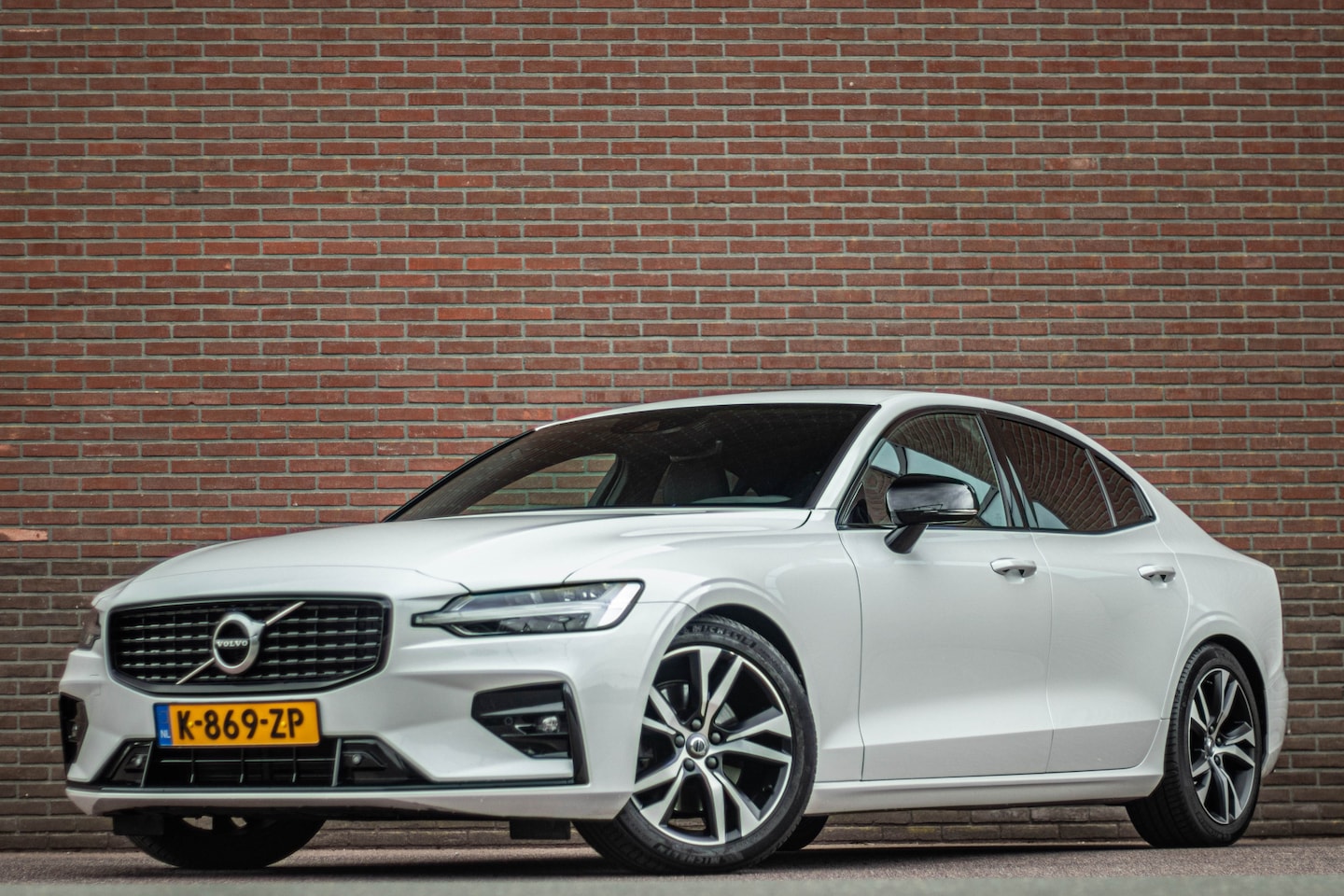 Volvo S60 - B4 R-Design, Harman/Kardon, Stoel & Stuurverwarming, Trekhaak, Camera, Memory, Carplay, Ad - AutoWereld.nl