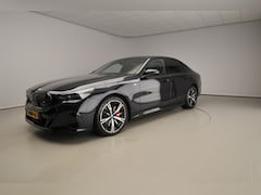 BMW i5 - Sedan M60 xDrive 84 kWh | M-Sportpakket | LED | Leder | HUD | Schuifdak | Active cruise |