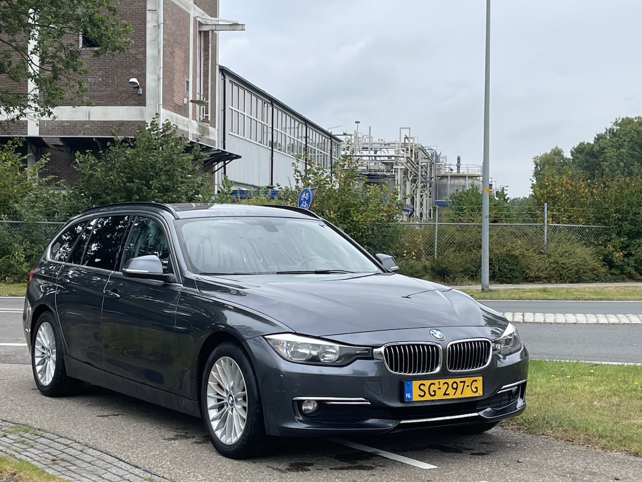 BMW 3-serie Touring - 318d Luxury | Navigatie | Trekhaak - AutoWereld.nl