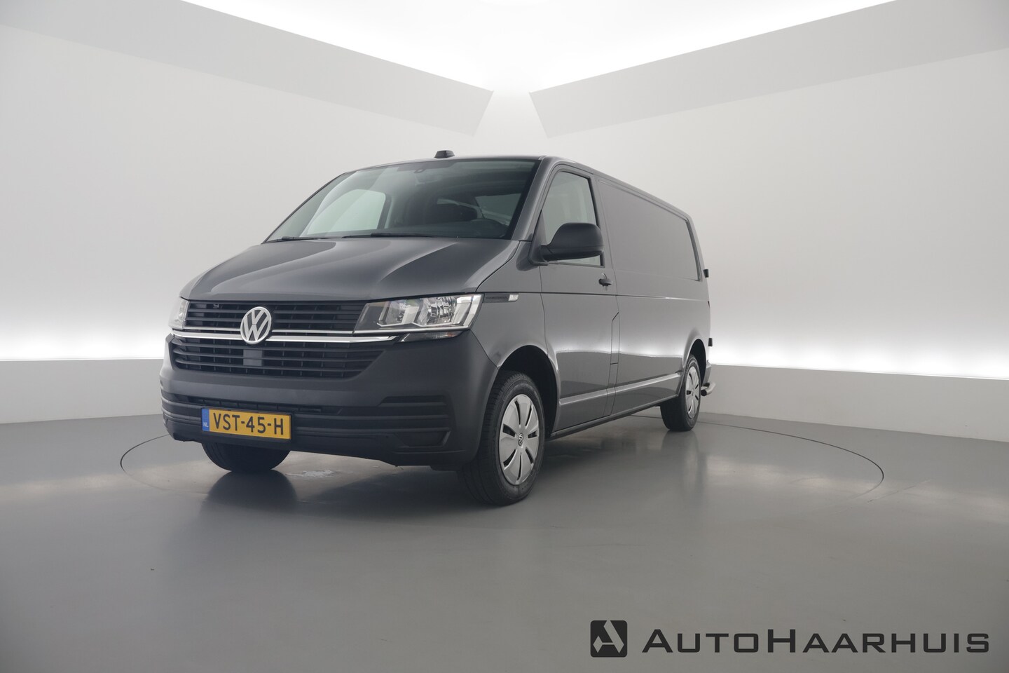 Volkswagen Transporter - 2.0 TDI L2H1 | Airco | Cruise | Trekhaak | Apple Carplay/Android Auto - AutoWereld.nl