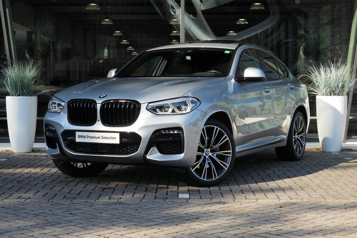 BMW X4 - M40i Automaat / Panoramadak / Trekhaak / Sportstoelen / M Adaptief onderstel / Adaptieve L - AutoWereld.nl