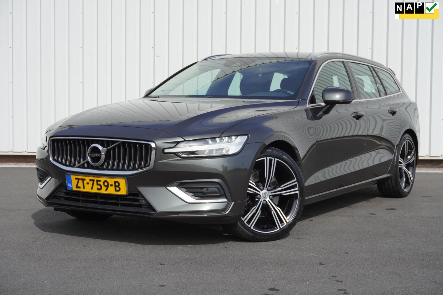 Volvo V60 - 2.0 T4 Inscription Automaat | Airco | Navigatie | Leder | Vol opties | Dealerauto | Inruil - AutoWereld.nl