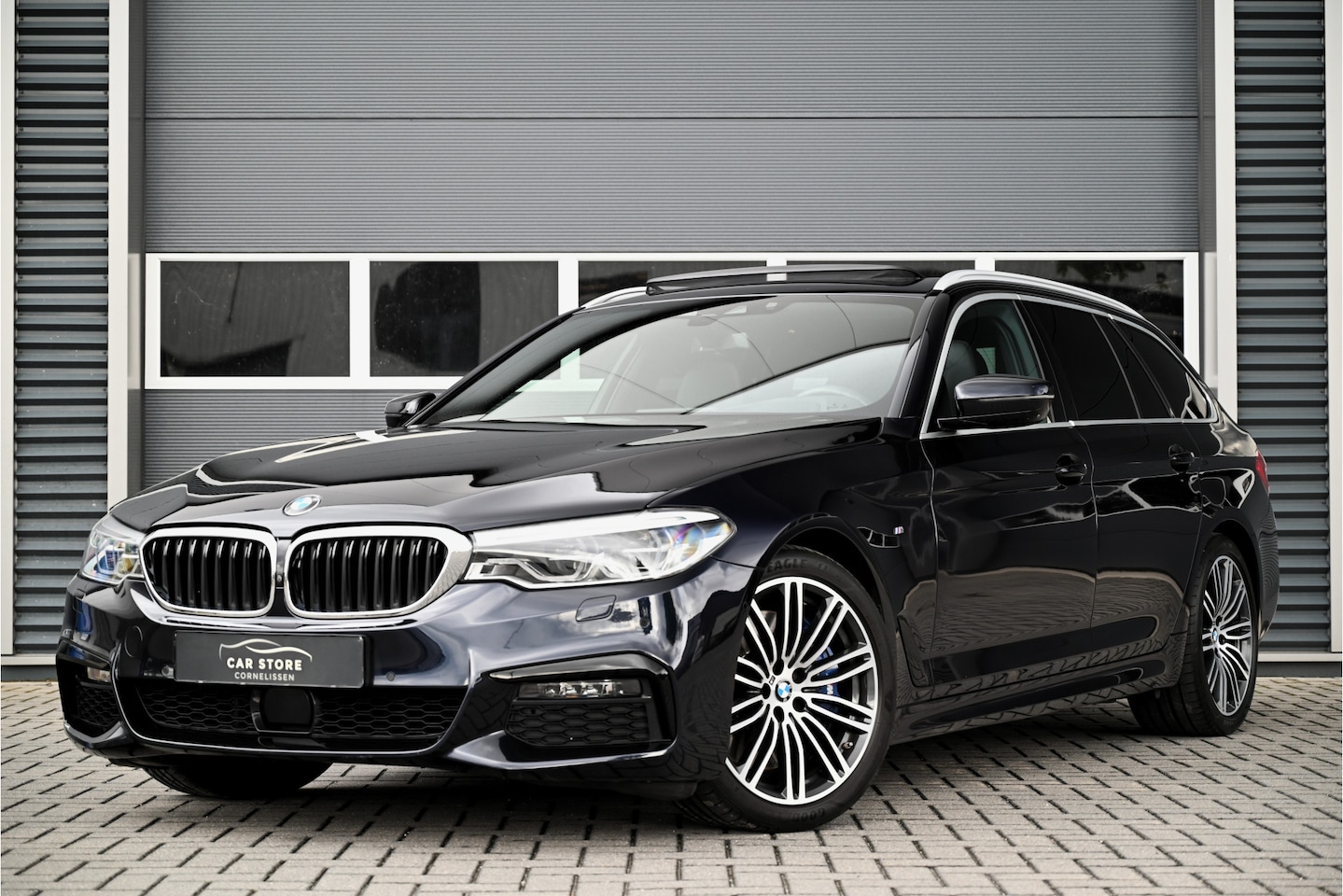 BMW 5-serie Touring - 540i xDrive M-SPORT / PANO / HARMAN KARDON / HUD / MEMORY / 360 CAMERA / STOELKOELING / DI - AutoWereld.nl