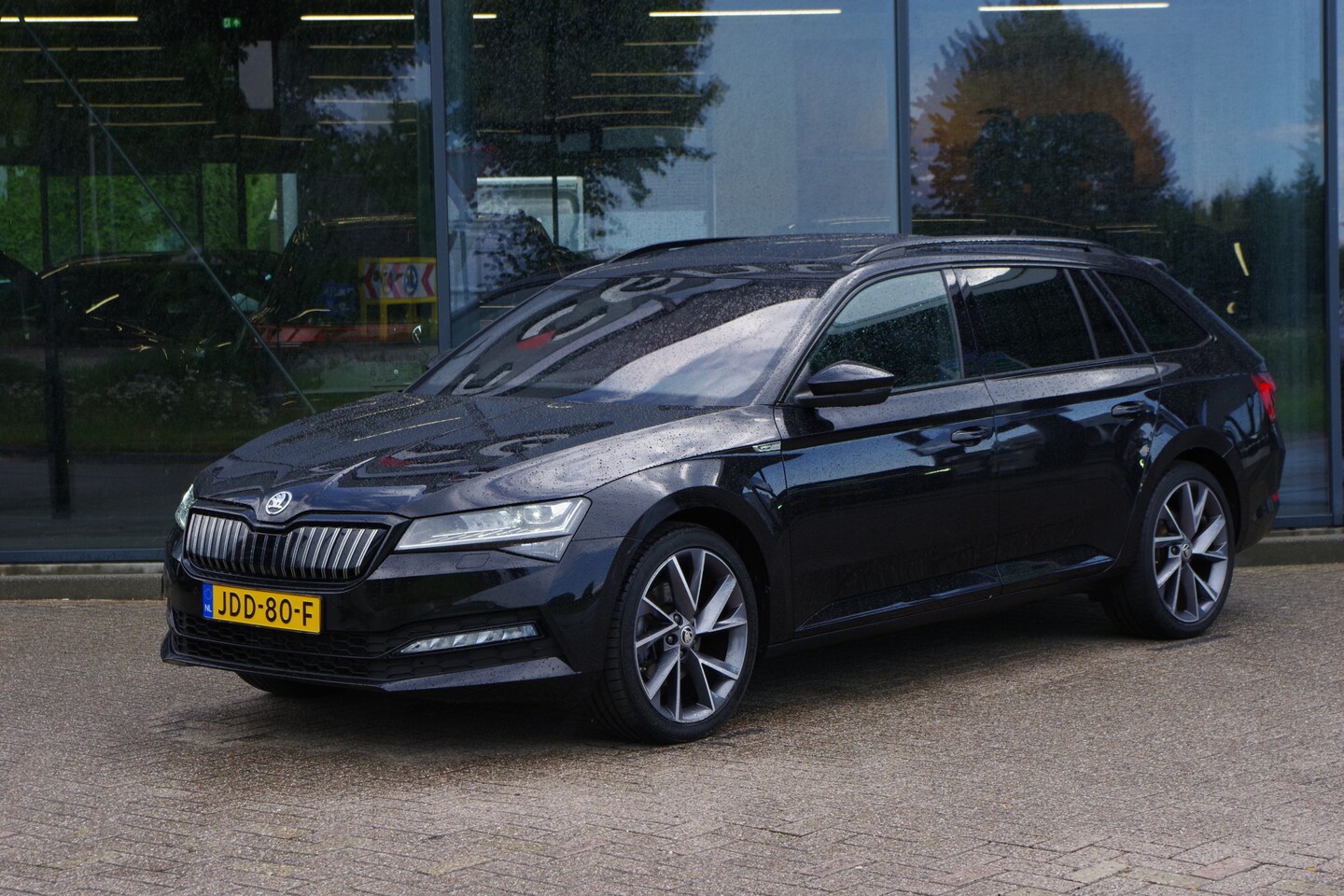 Skoda Superb Combi - 1.4 TSI iV Sportline BNS 218 PK PHEV, Panoramadak, Trekhaak, DCC, 360 Camera, Canton Sound - AutoWereld.nl