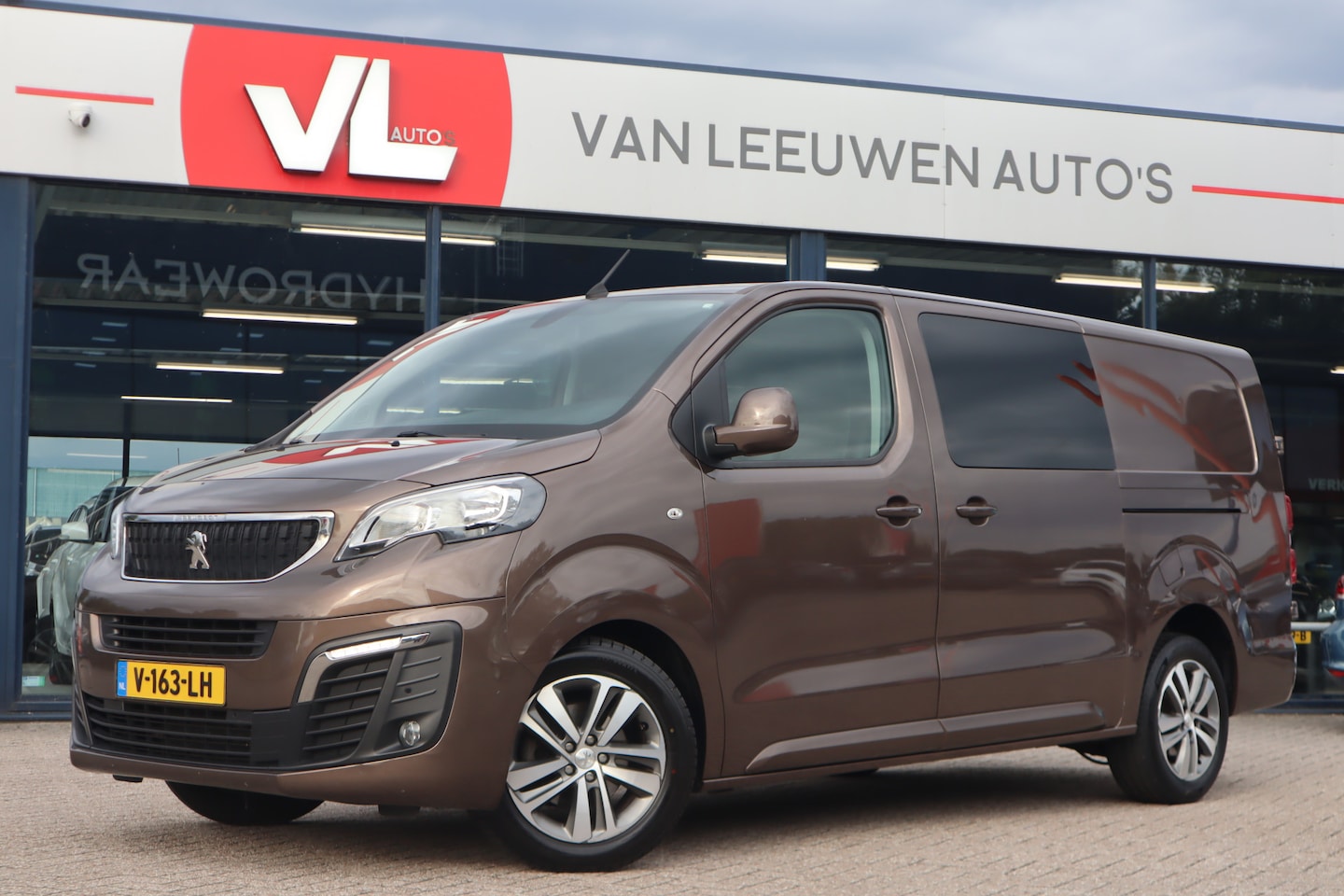 Peugeot Expert - 231L 2.0 BlueHDI 180 DC Premium Pack | Automaat | Leder | Trekhaak - AutoWereld.nl