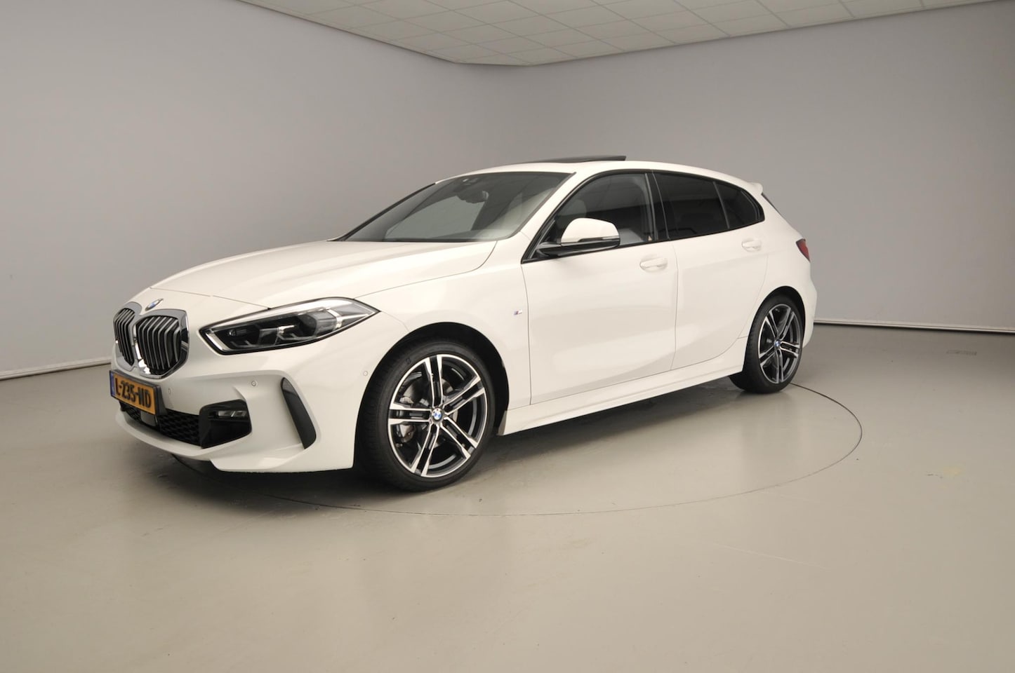 BMW 1-serie - 5-deurs 118i | M-Sportpakket | LED | Leder | Navigatie | Schuifdak | M-zetels | DAB | Hifi - AutoWereld.nl
