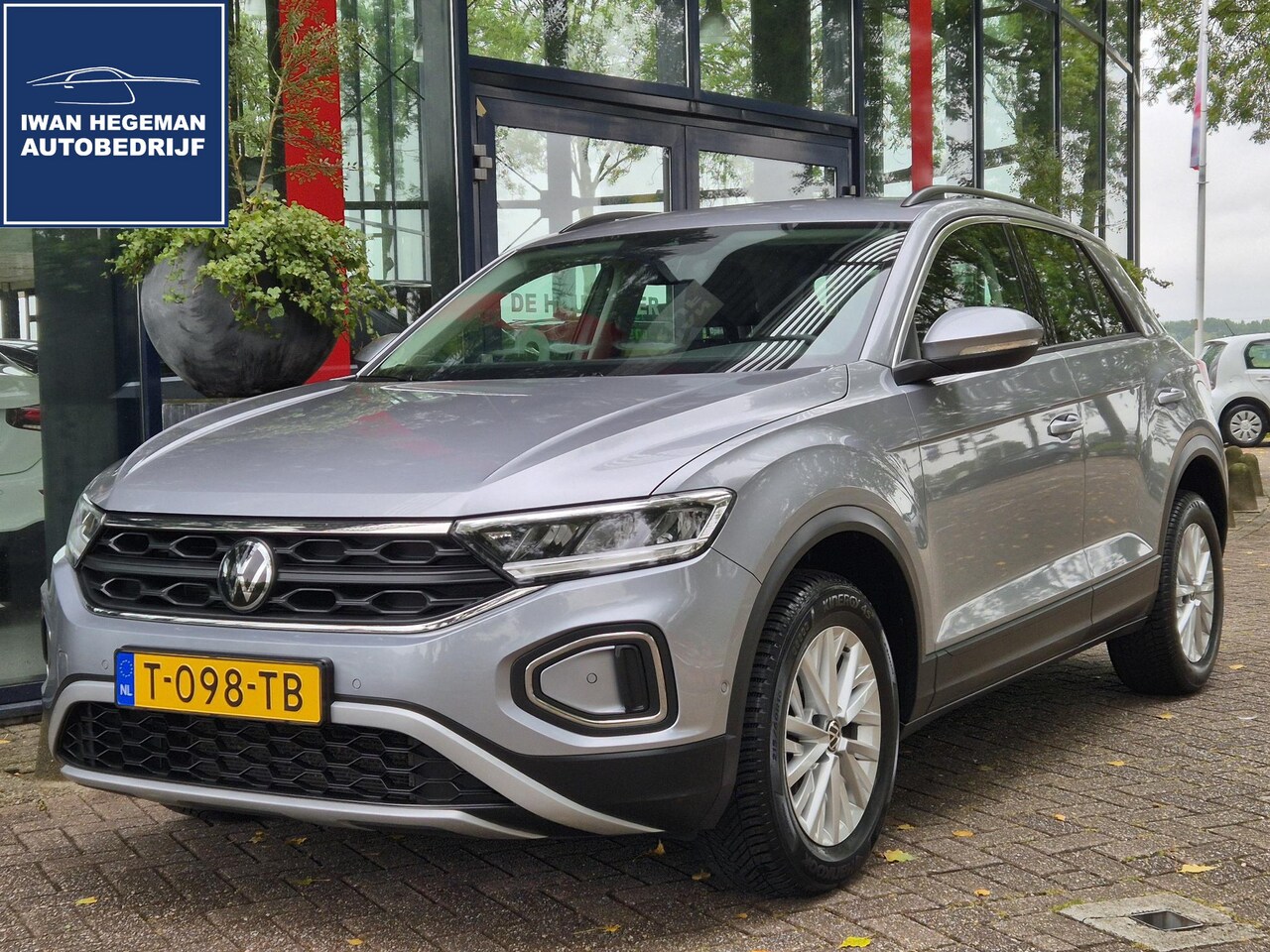 Volkswagen T-Roc - 1.0 TSI Life | Navigatie | Digitaal dashboard | Adapt. Cruise Control | Parkeersensoren | - AutoWereld.nl