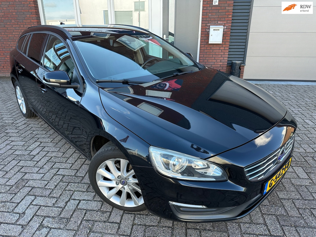 Volvo V60 - 1.6 D2 / Navi / PDC / Stoelverwarming - AutoWereld.nl
