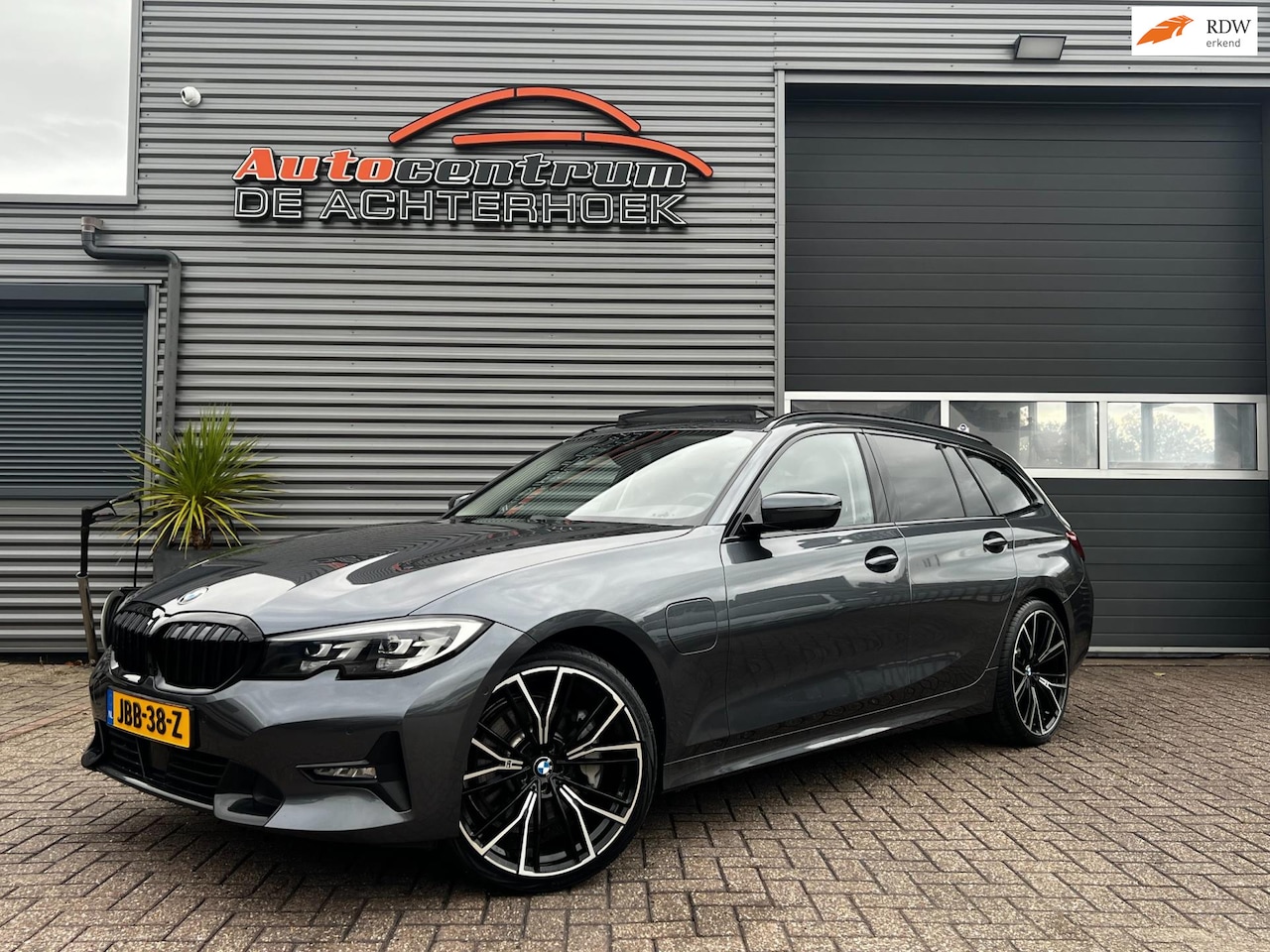 BMW 3-serie Touring - 330e | 292PK | Pano | 20'' inch| ACC | Shadowline - AutoWereld.nl