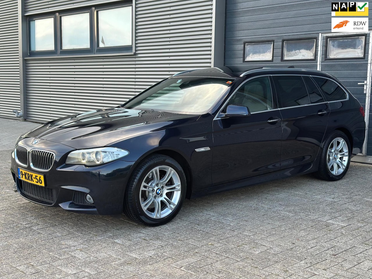 BMW 5-serie Touring - 528i COMPLEET M PAKKET - PANO - NWE APK!! - AutoWereld.nl