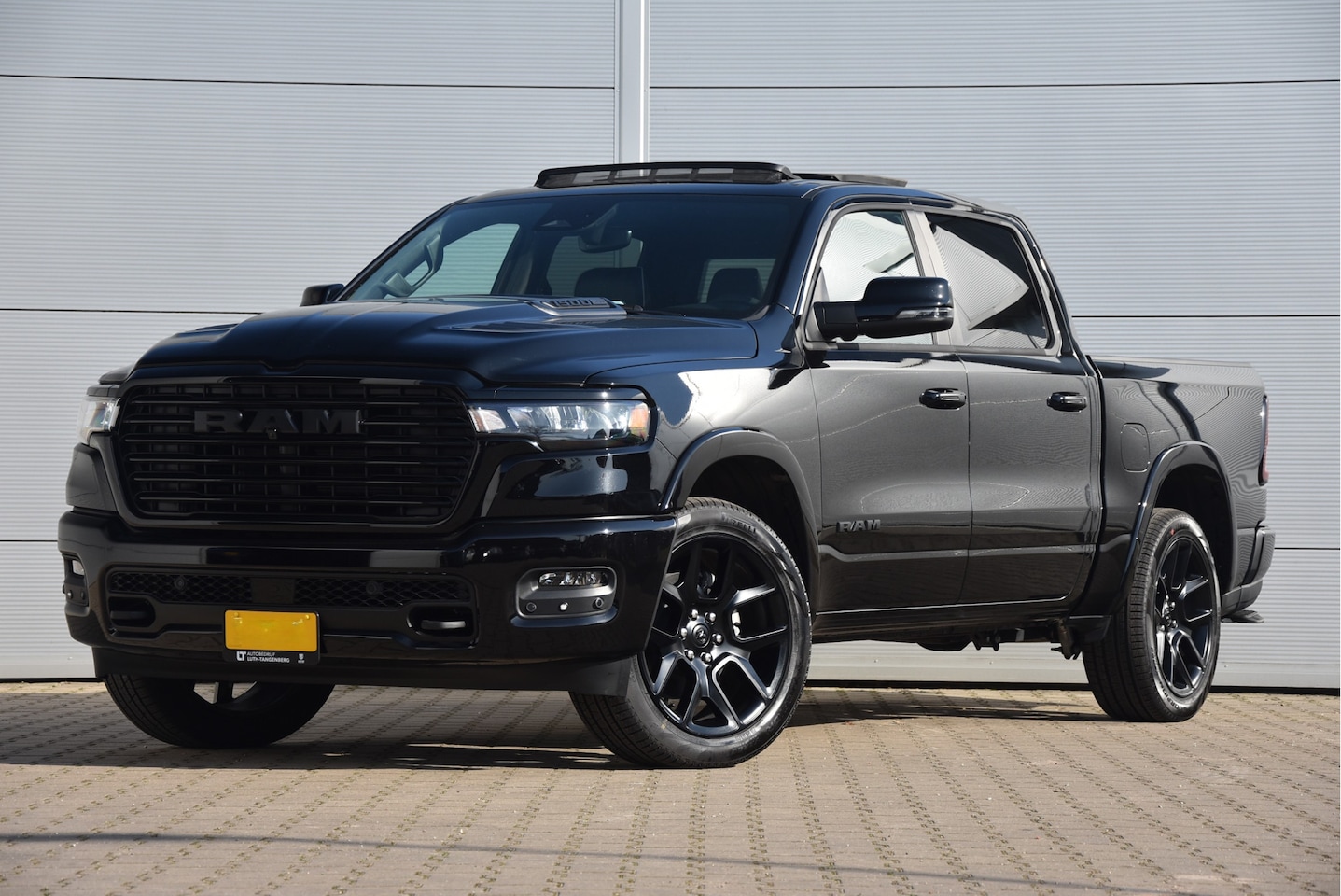 Dodge Ram 1500 - 4x4 Crew Cab Laramie Black MY 2025 - AutoWereld.nl