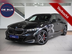 BMW 5-serie Touring - 550e xDrive M-Sport Pro|NAP|1ste Eig|BTW Auto|Trekaak|Panoramadak|Bowers & Wilkins|Head-Up