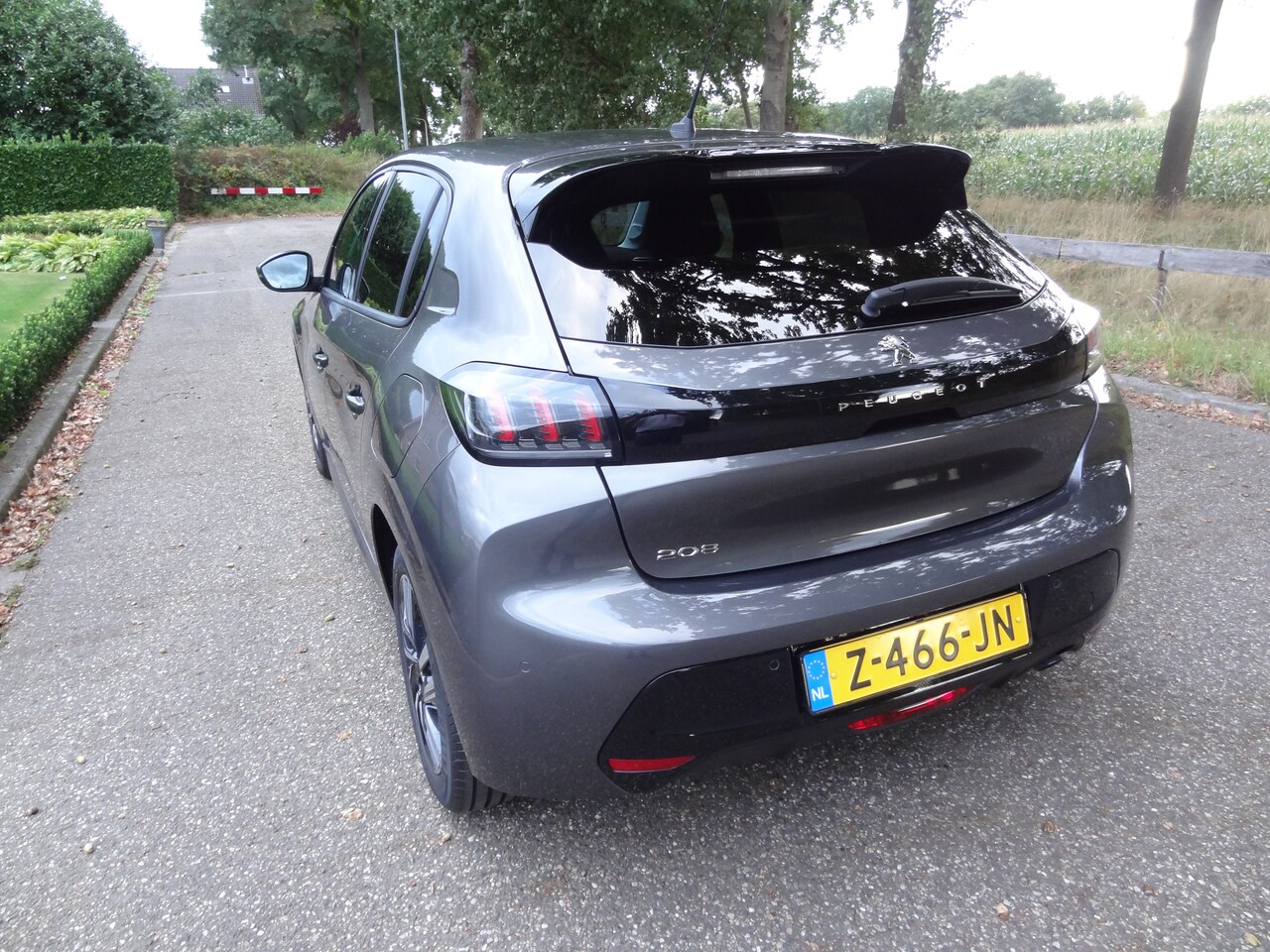 Peugeot 208 - 1.2 PureTech Allure Pack 5452 km ! Stoelverw Carplay Camera Radar Pdc Digital dashbord