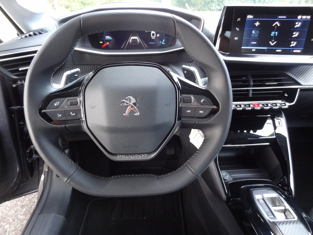 Peugeot 208 - 1.2 PureTech Allure Pack 5452 km ! Stoelverw Carplay Camera Radar Pdc Digital dashbord