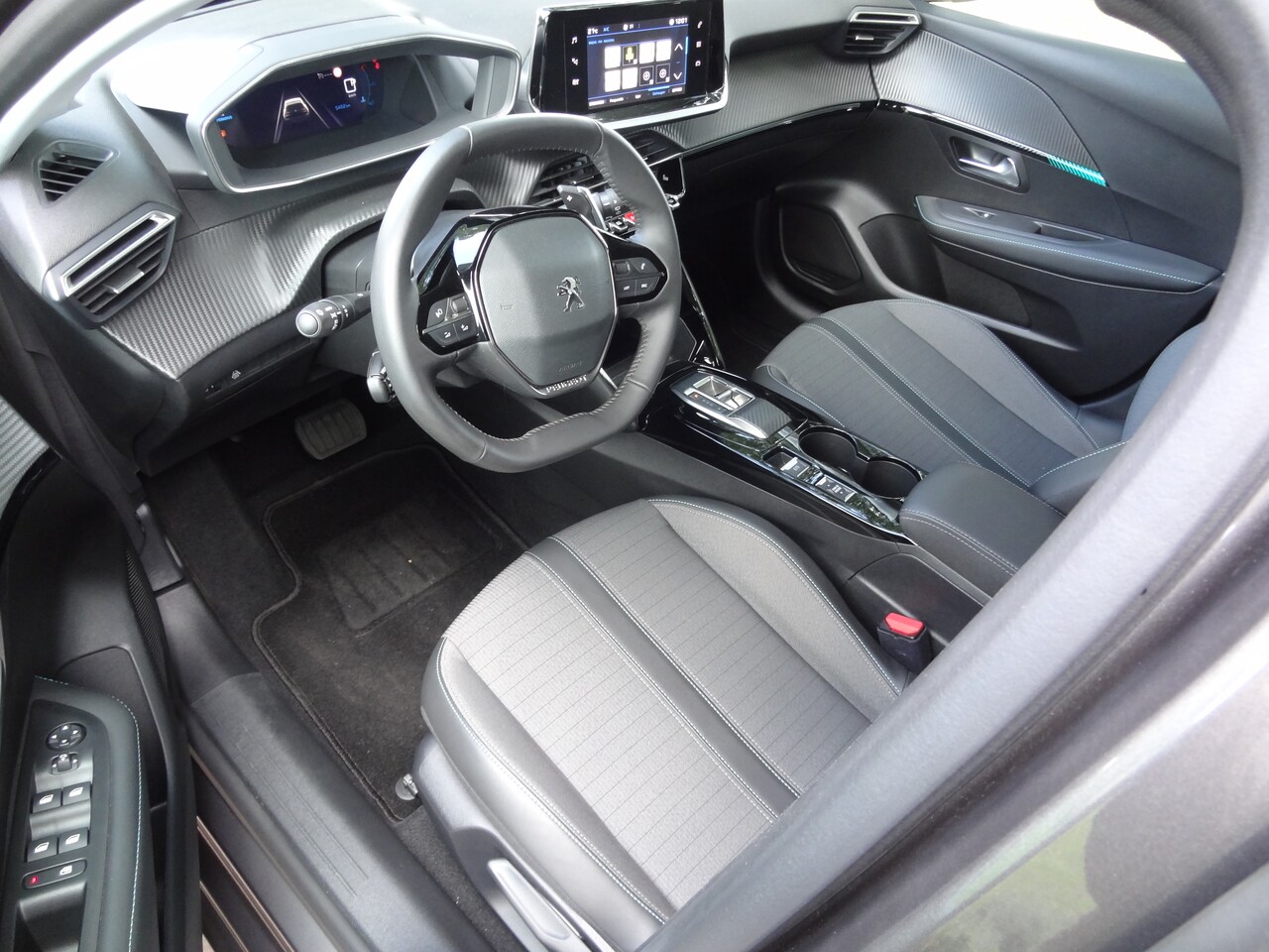 Peugeot 208 - 1.2 PureTech Allure Pack 5452 km ! Stoelverw Carplay Camera Radar Pdc Digital dashbord