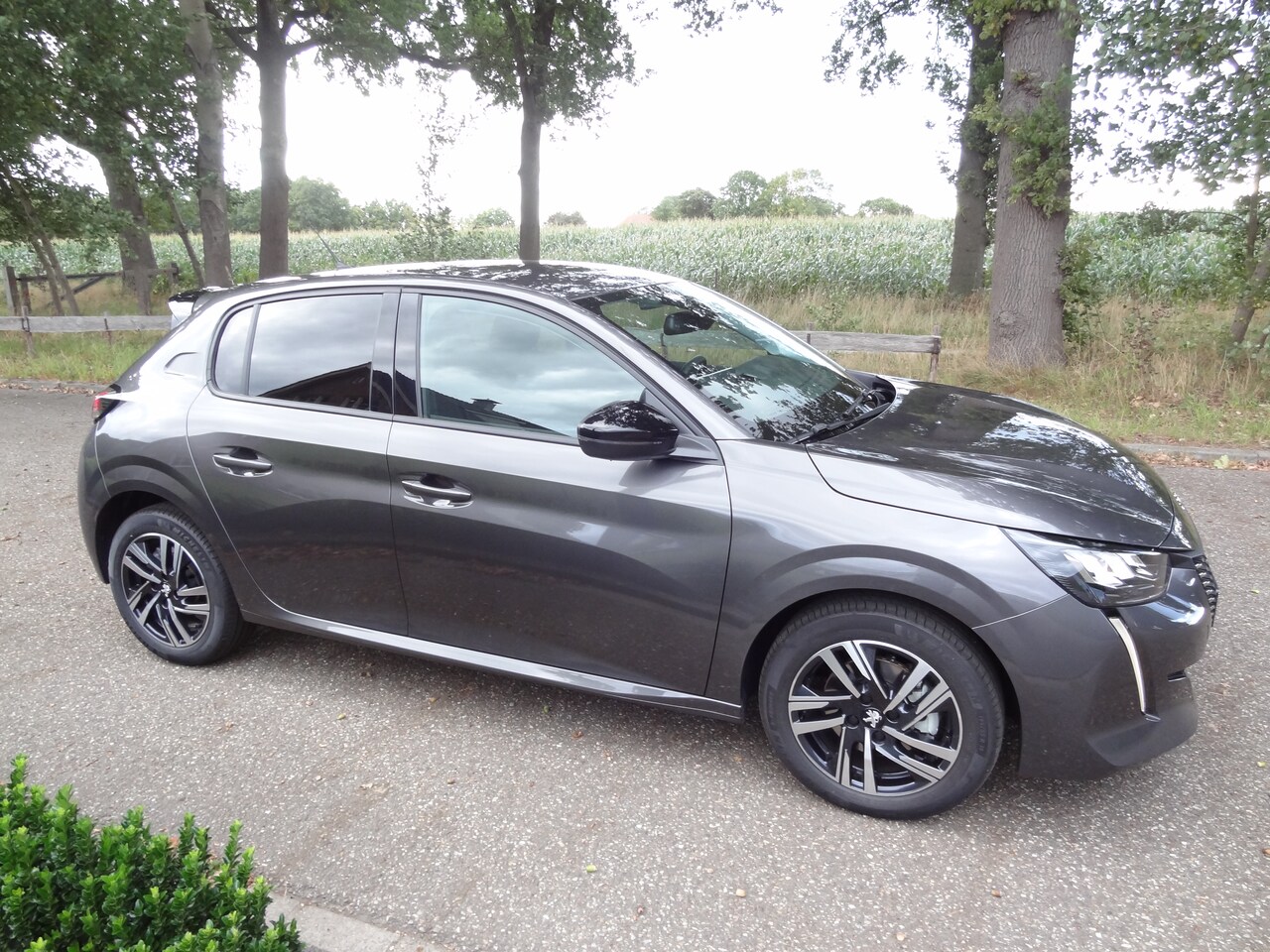 Peugeot 208 - 1.2 PureTech Allure Pack 5452 km ! Stoelverw Carplay Camera Radar Pdc Digital dashbord