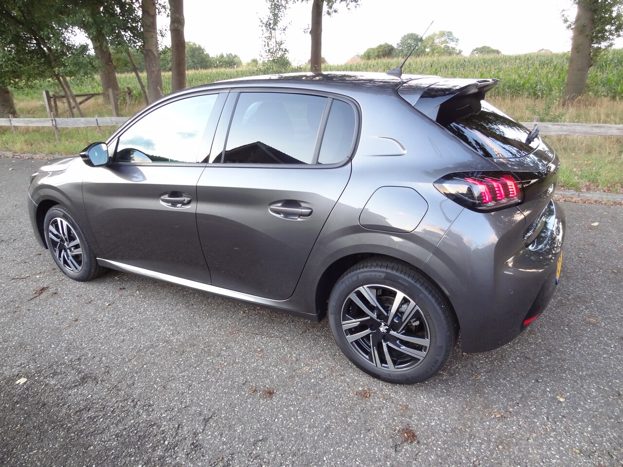 Peugeot 208 - 1.2 PureTech Allure Pack 5452 km ! Stoelverw Carplay Camera Radar Pdc Digital dashbord