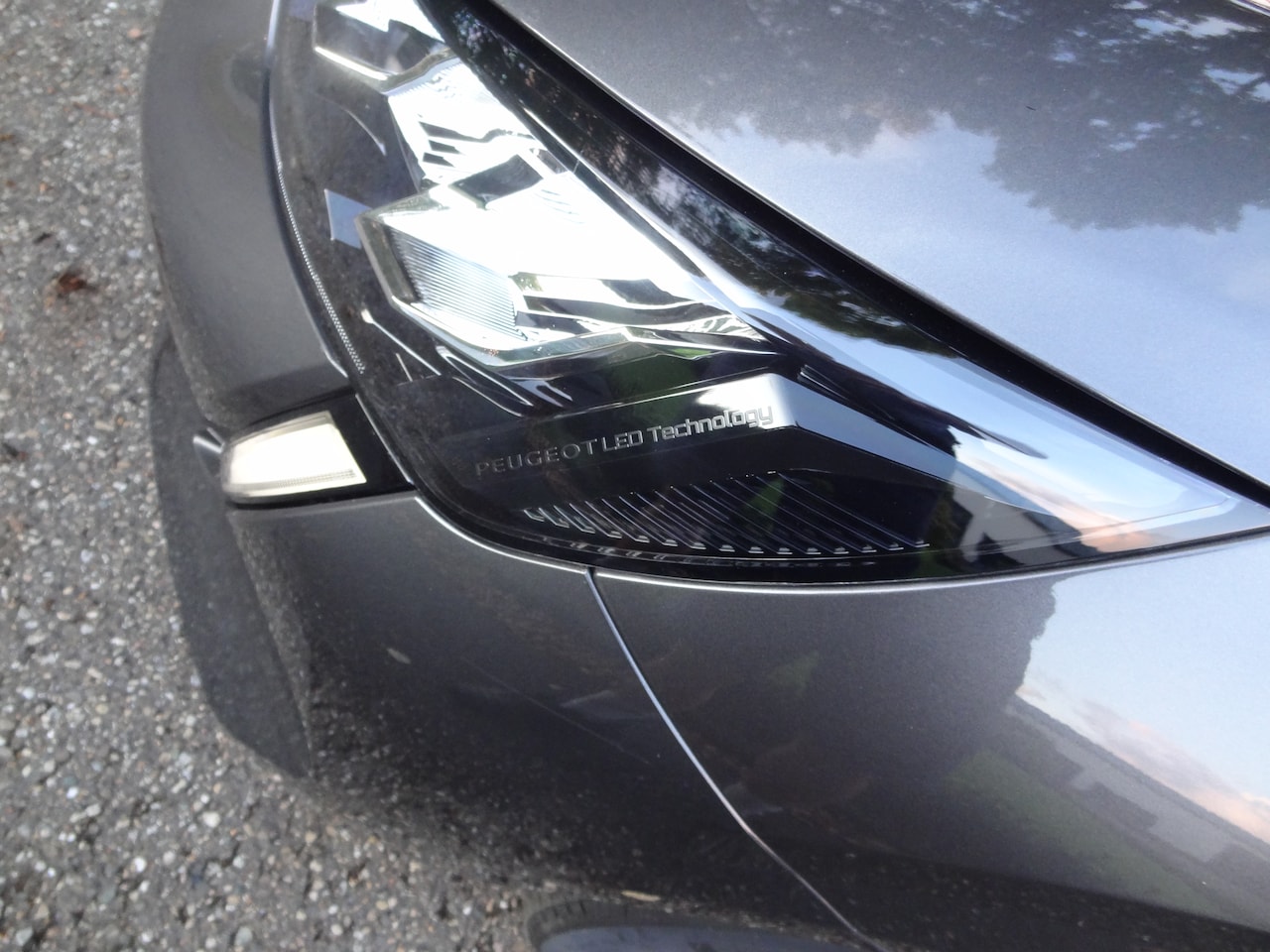 Peugeot 208 - 1.2 PureTech Allure Pack 5452 km ! Stoelverw Carplay Camera Radar Pdc Digital dashbord