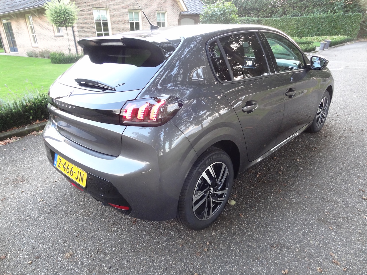 Peugeot 208 - 1.2 PureTech Allure Pack 5452 km ! Stoelverw Carplay Camera Radar Pdc Digital dashbord