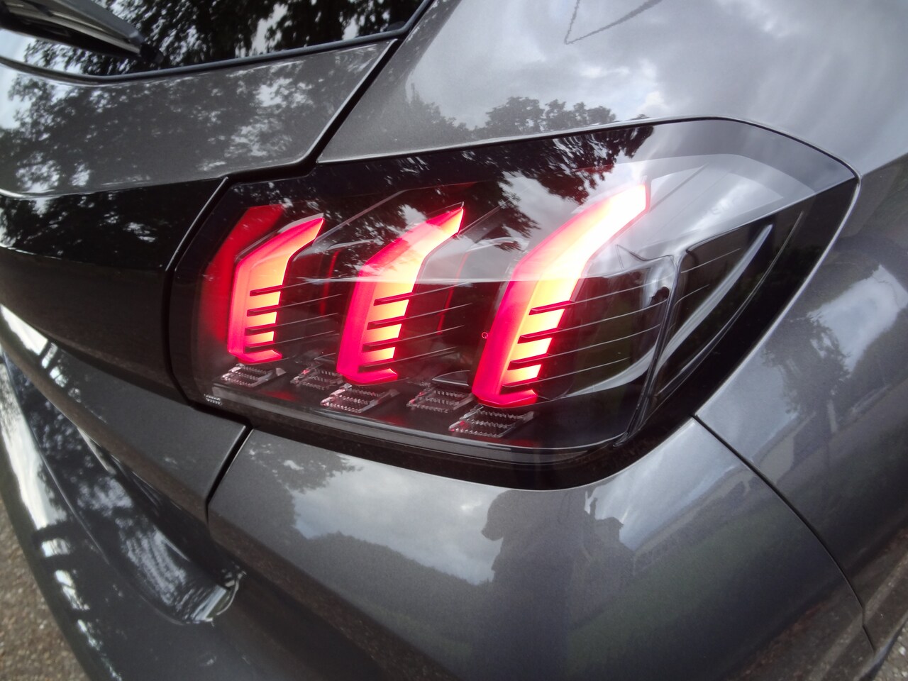 Peugeot 208 - 1.2 PureTech Allure Pack 5452 km ! Stoelverw Carplay Camera Radar Pdc Digital dashbord