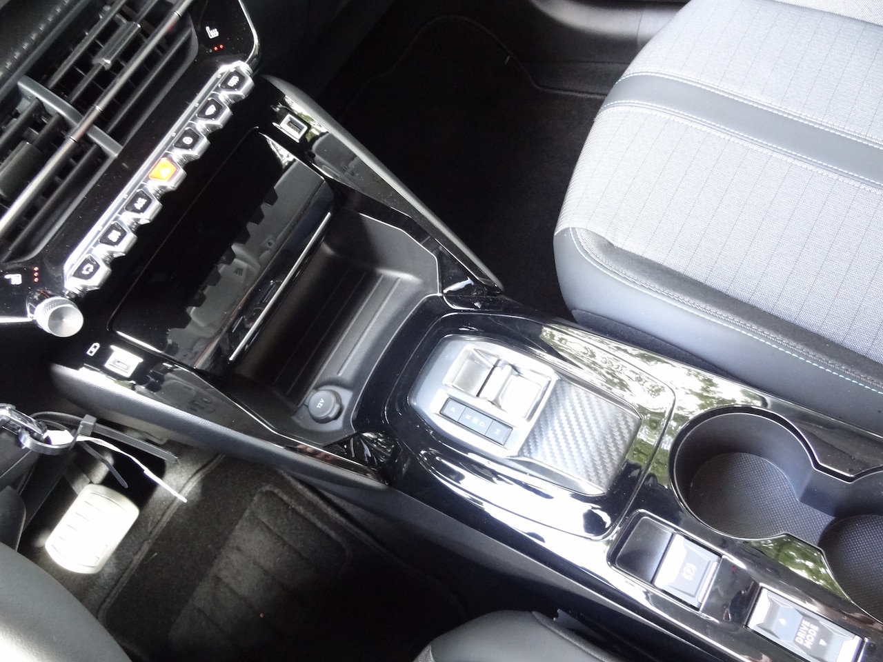 Peugeot 208 - 1.2 PureTech Allure Pack 5452 km ! Stoelverw Carplay Camera Radar Pdc Digital dashbord