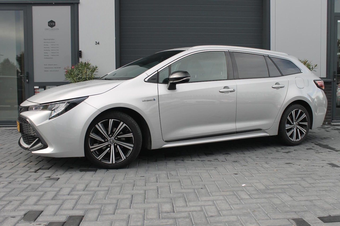 Toyota Corolla Touring Sports - 1.8 Hybrid Dynamic BLACK PACK TREKAAK NAP - AutoWereld.nl