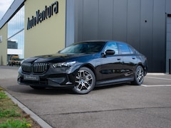 BMW 5-serie - 550e xDrive | Adapt. LED | Adapt. Cruise | Stoelverwarming | Harman Kardon | 360 Camera |