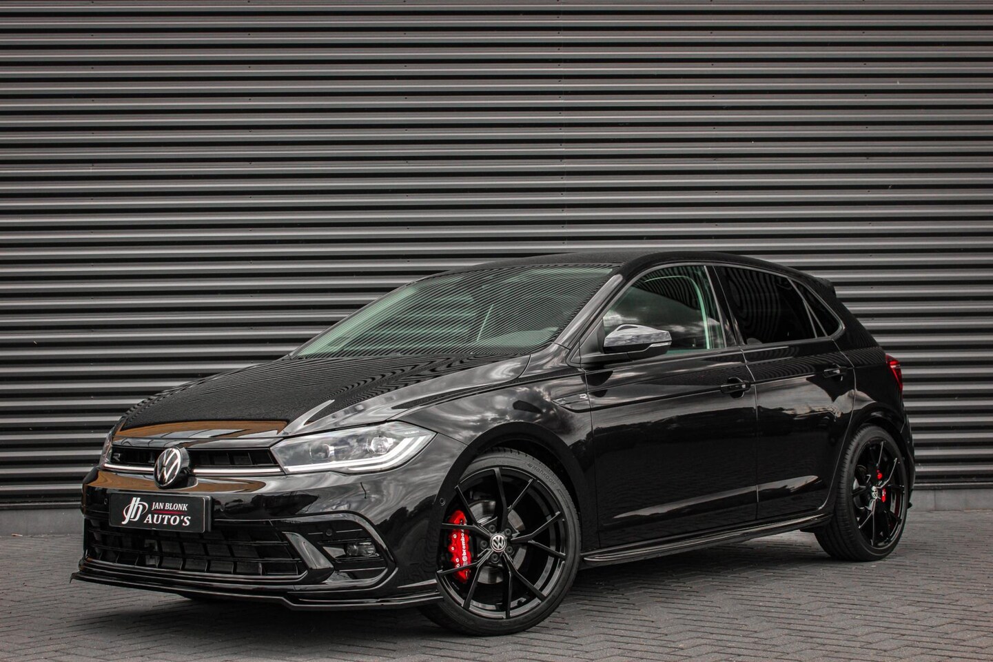 Volkswagen Polo - 1.0 TSI 110PK DSG R-LINE / FULL BLACK / VERLAGINGSVEREN / APPLE CARPLAY / LED KOPLAMPEN / - AutoWereld.nl