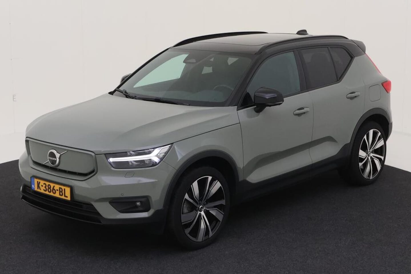 Volvo XC40 - Recharge P8 AWD R-Design PANO|LEDER|H/K|360CAM - AutoWereld.nl