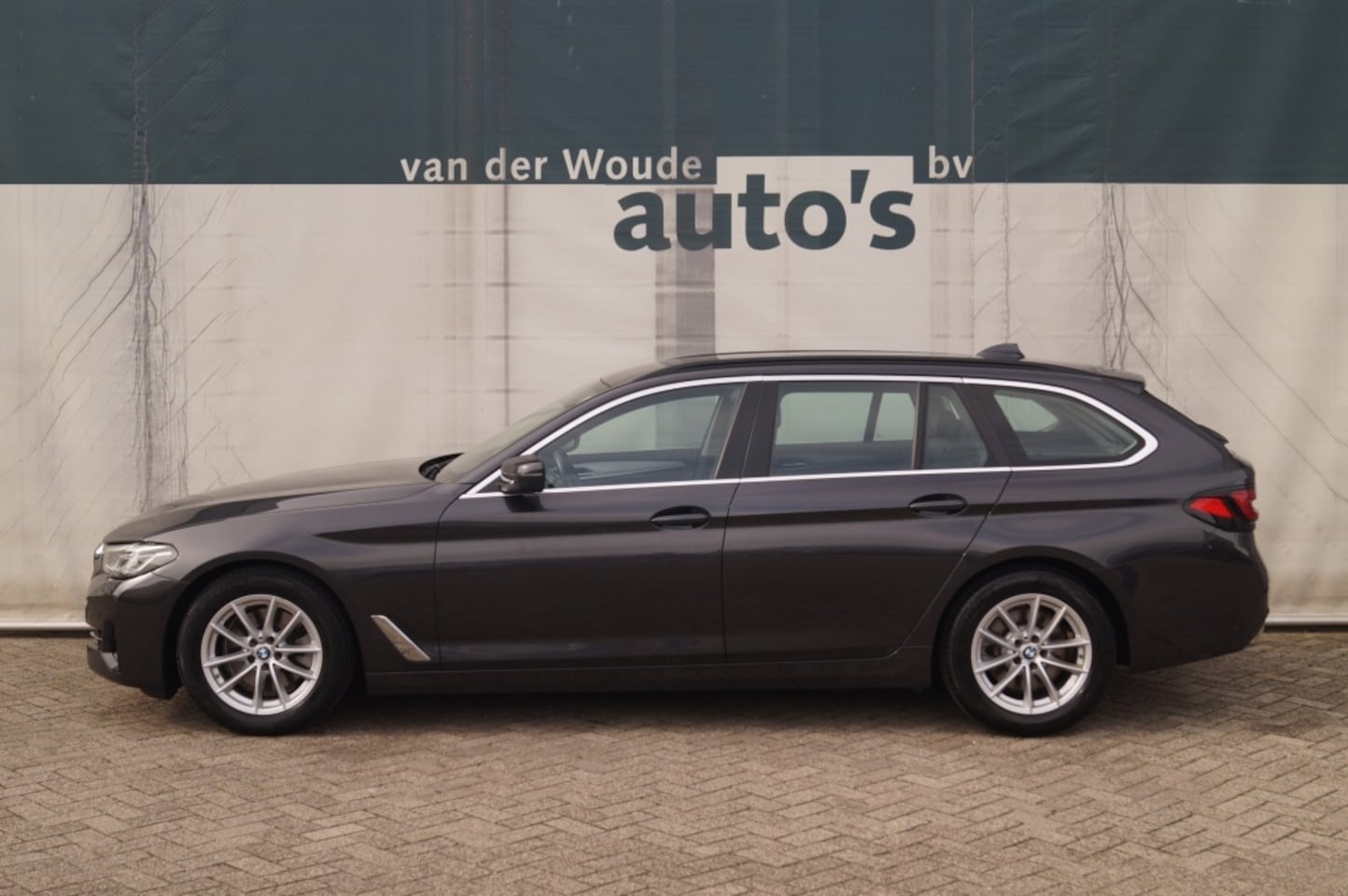 BMW 5-serie Touring - 520i 184pk Automaat High Executive Edition -LEER- - AutoWereld.nl