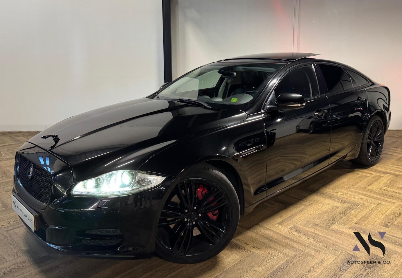 Jaguar XJ - 3.0 V6D Premium Luxury PANO KEYLESS - AutoWereld.nl