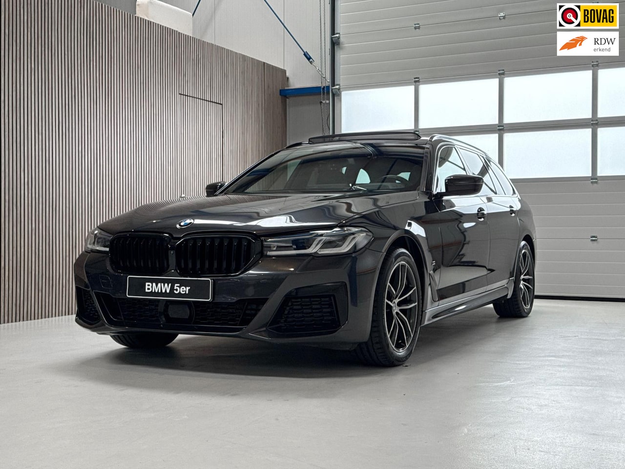 BMW 5-serie Touring - 520i High Executive G31 LCI - M PAKKET - PANORAMADAK - COMFORT ZETELS - STOELVER + KOELING - AutoWereld.nl