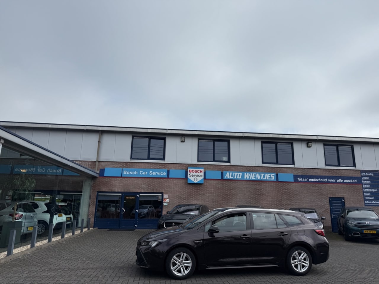 Toyota Corolla Touring Sports - 1.8 Hybrid | Active | Navi | Camera - AutoWereld.nl