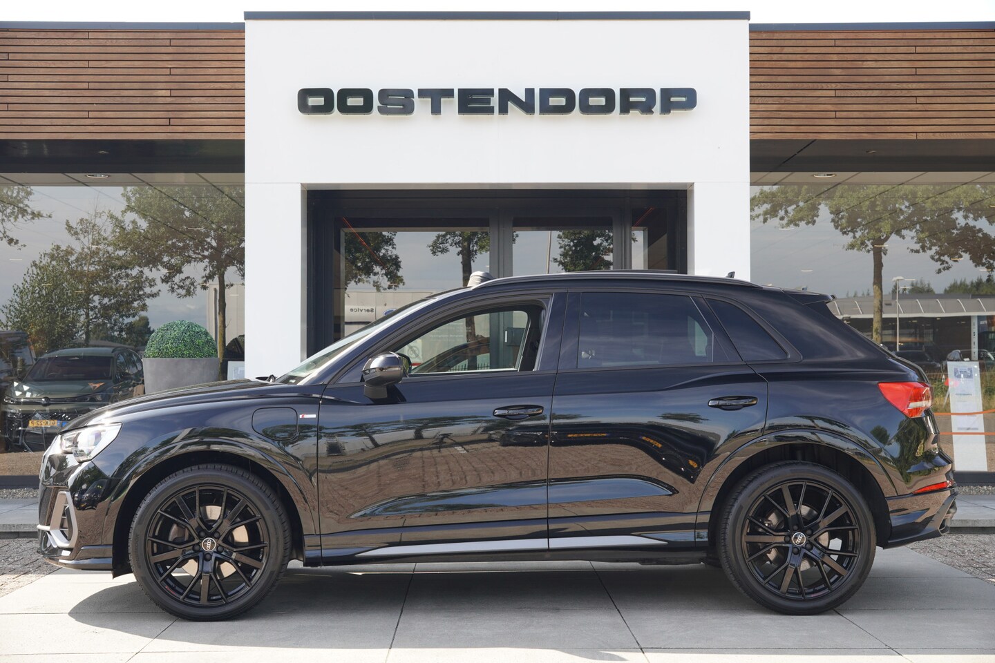 Audi Q3 - 45TFSIe/245pk S-Line Blackstyle|2022|Panoramadak|Trekhaak|20"AudiSport Black|Navi|SONOS|Ke - AutoWereld.nl