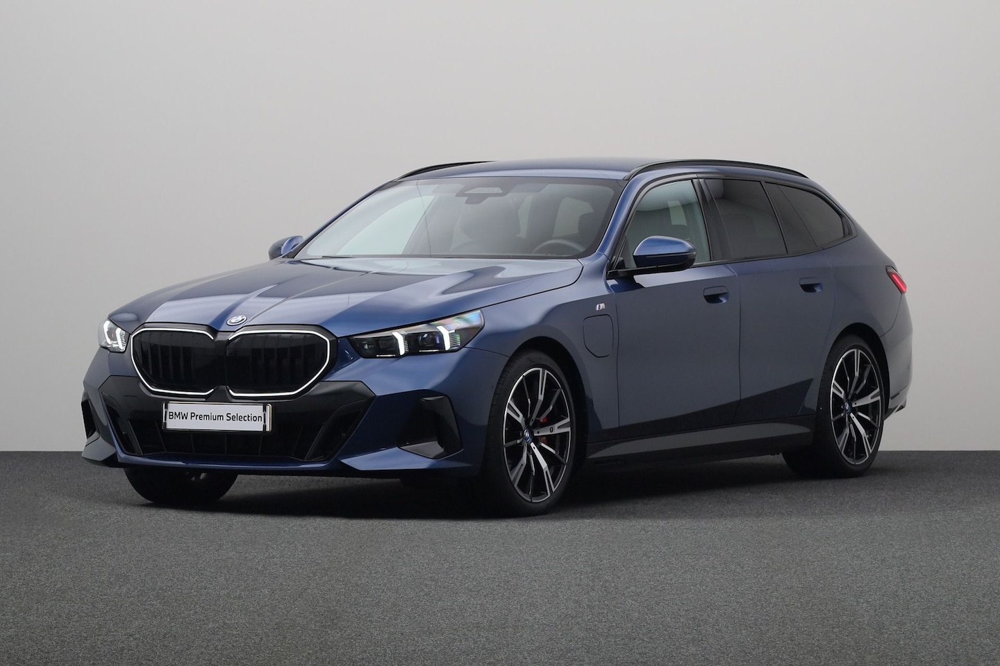 BMW 5-serie Touring - 550e xDrive | M-sport Pro. | M-sportremschijven | Driving Assistant Professional | Harman - AutoWereld.nl