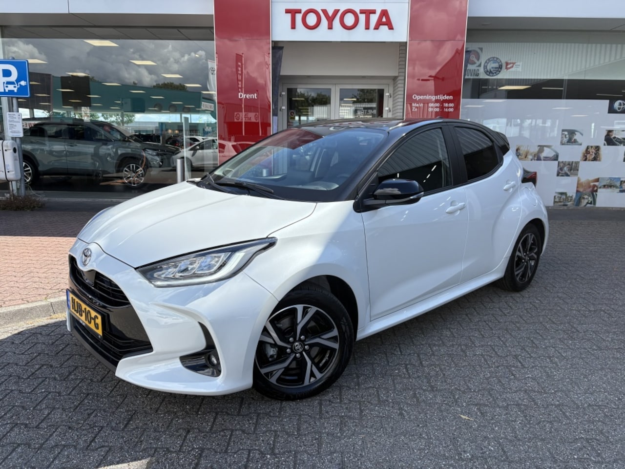 Toyota Yaris - 1.5 Hybrid 115 First Edition Bi-Tone | Stuur- en stoelverwarming - AutoWereld.nl