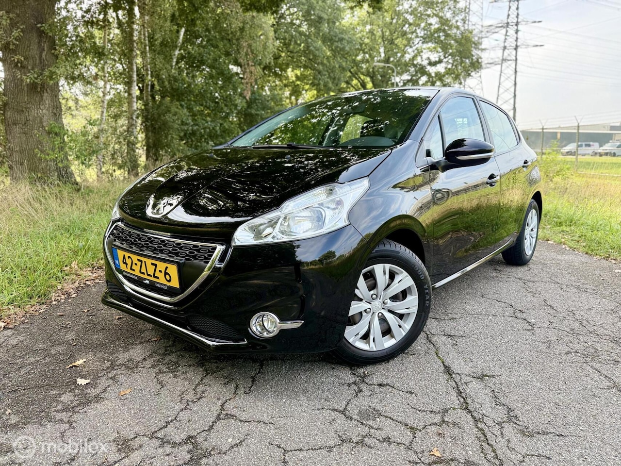 Peugeot 208 - 1.2 VTi 5Drs Zwart PDC Navi Airco NAP ✅ - AutoWereld.nl