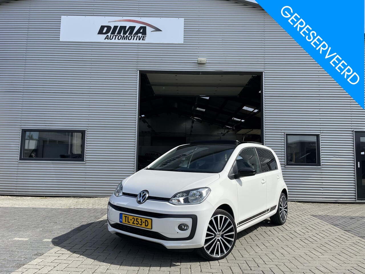 Volkswagen Up! - 1.0 high up! / Pano / Camera / PDC / 17" - AutoWereld.nl
