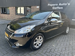 Peugeot 208 - 1.2 VTi Style Uit voering chroom spiegel kappen +lijsten Navi Airco Cv sportvelegen