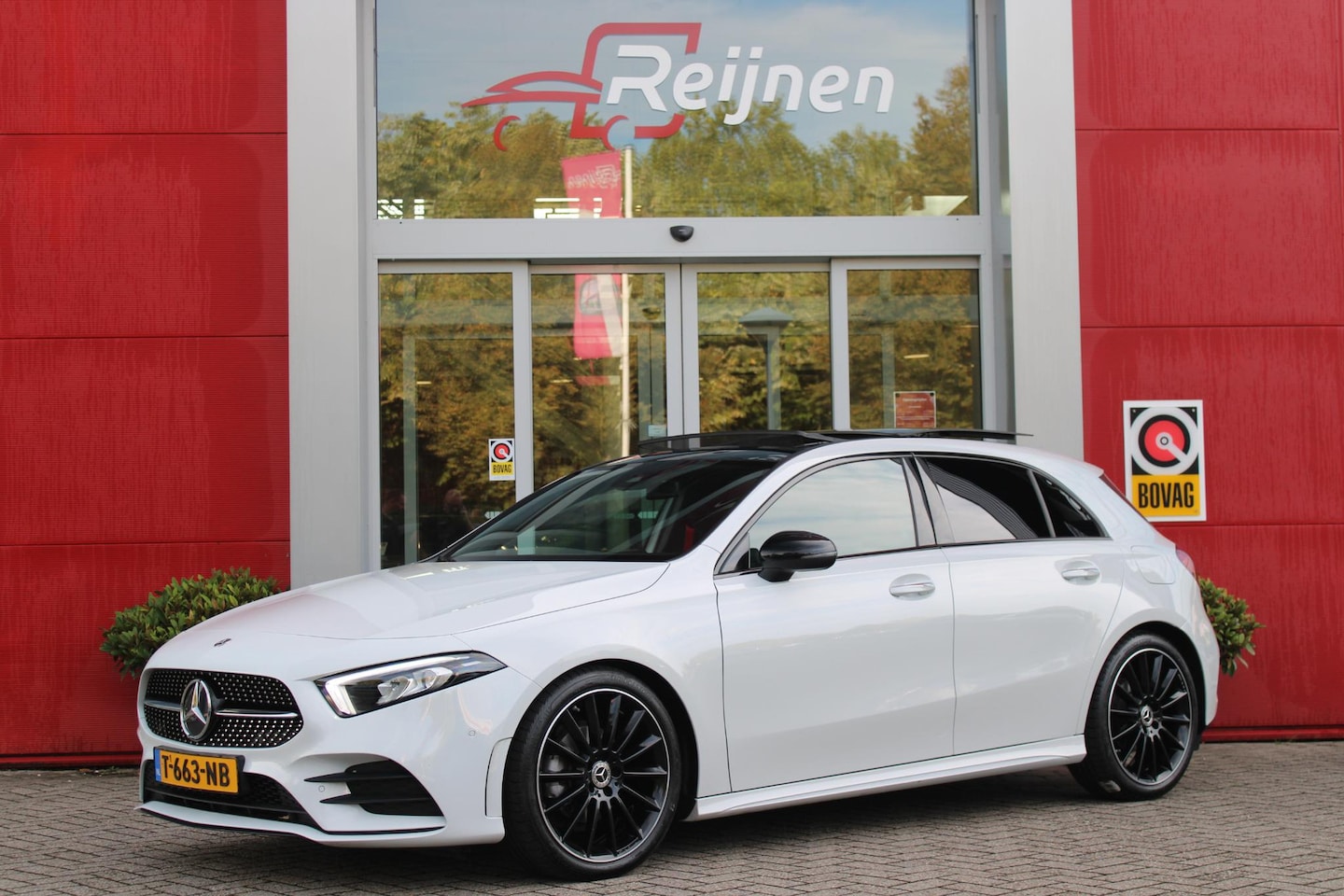 Mercedes-Benz A-klasse - 180 136PK AUTOMAAT AMG LINE | STERRENHEMEL! | PANORAMISCH SCHUIF/KANTEL DAK | SFEER VERLIC - AutoWereld.nl
