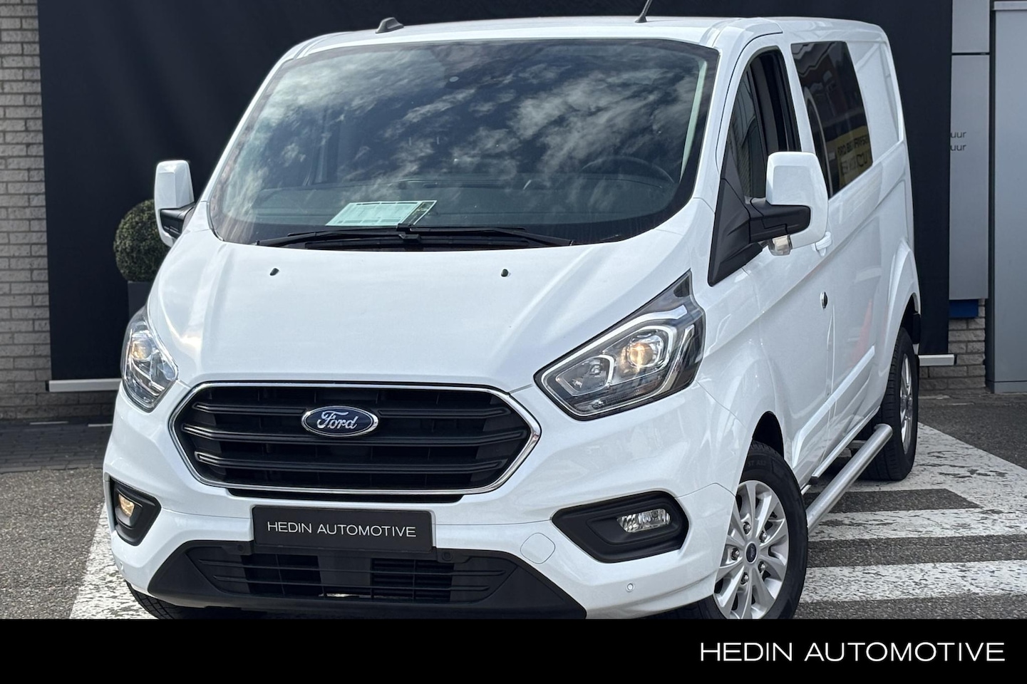 Ford Transit Custom - 300 2.0 TDCI L2H1 Limited DC | 6 Zits | Navi | Stoelverwarming | Trekhaak | LMV | - AutoWereld.nl