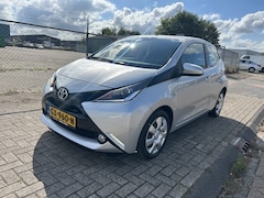 Toyota Aygo - 1.0 VVT-i x-play / Trekhaak / Navi / Camera