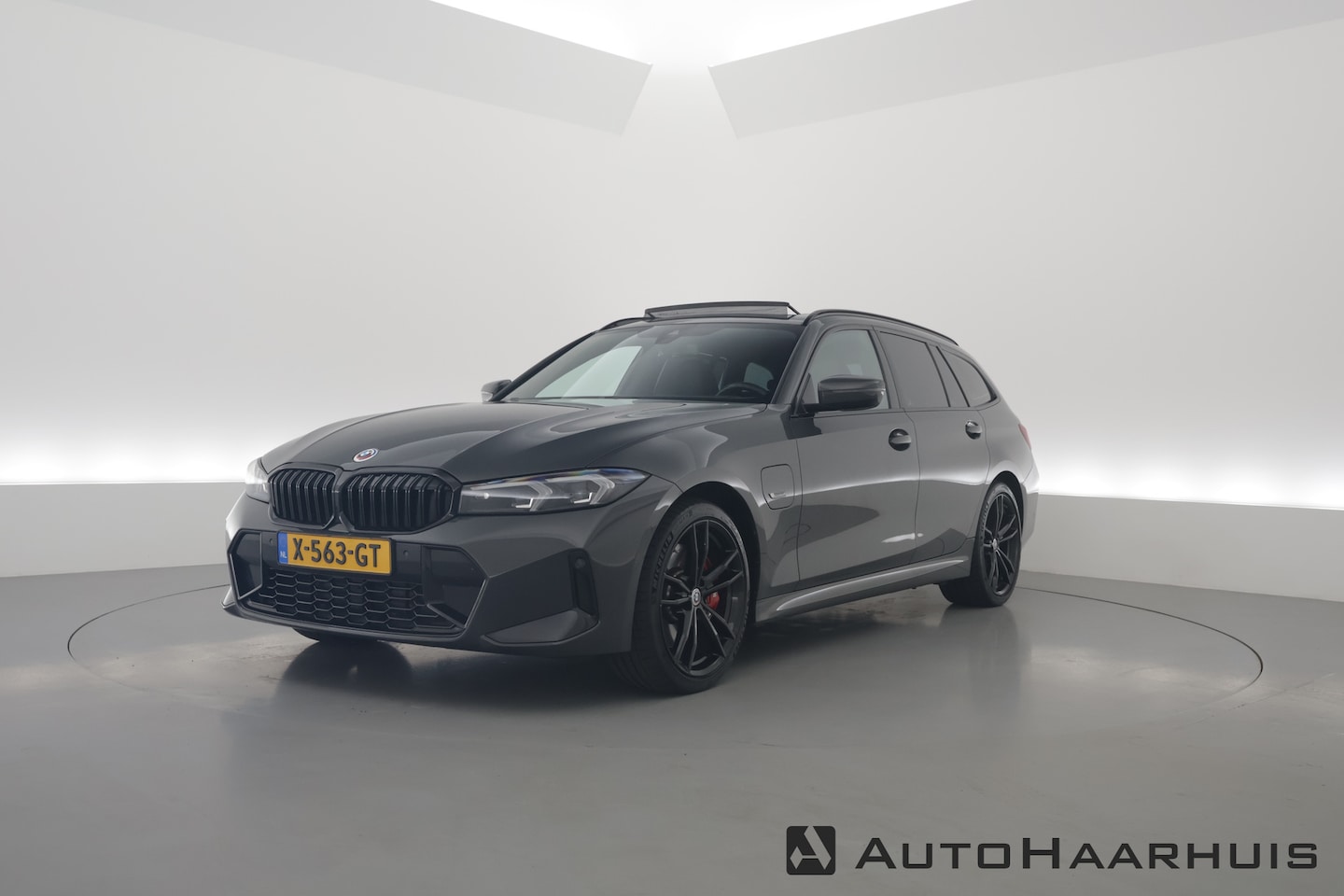 BMW 3-serie Touring - 330e M Sport | Pano | HUD | Elek. Stoelen | Keyless | Elek. Trekhaak | Camera | 19'' - AutoWereld.nl