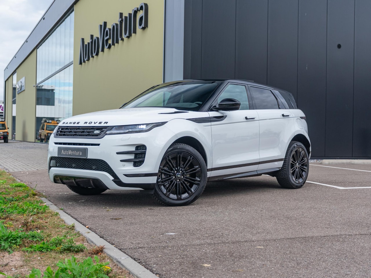 Land Rover Range Rover Evoque - 1.5 P300e PHEV AWD Dynamic SE Facelift l Black Pack l Schuif-/kantel Pano dak l l Adapt. C - AutoWereld.nl