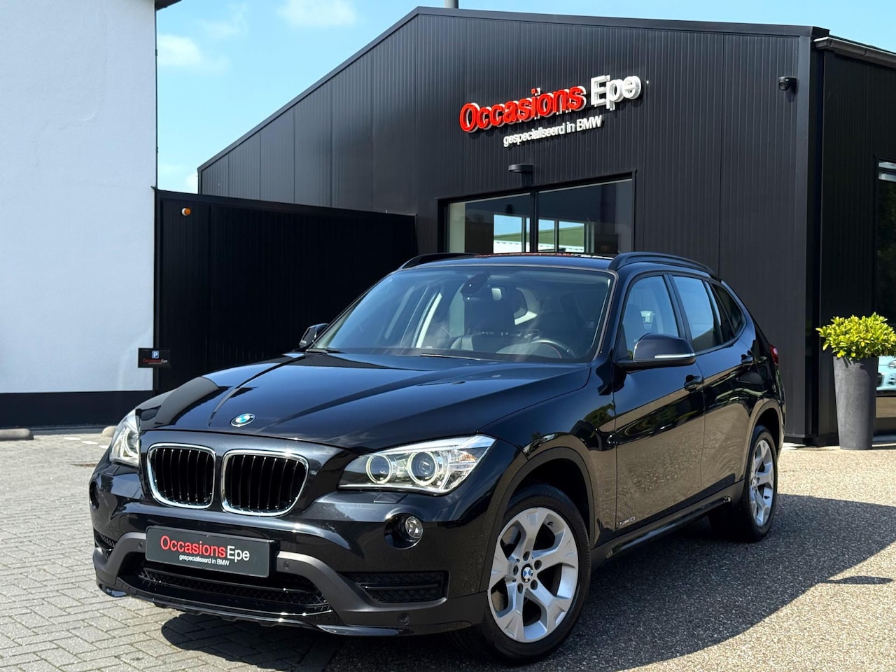 BMW X1 - SDrive18i Sport Line M-Stuurwiel Black Sapphire - AutoWereld.nl