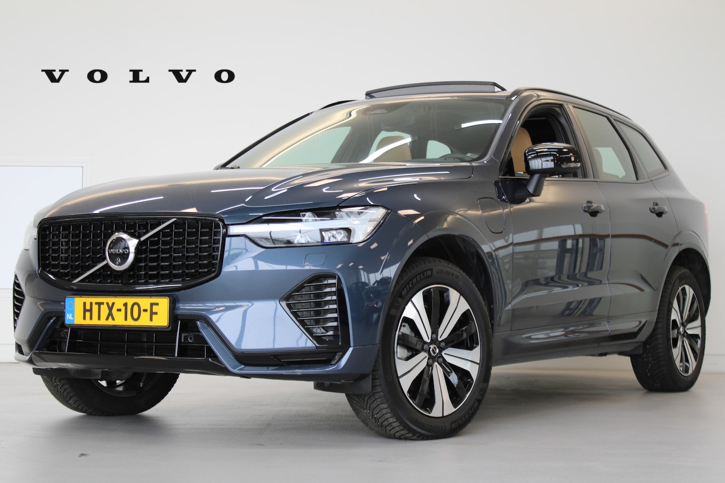 Volvo XC60 - T6 350PK Plus Bright | Luchtvering | Gelam Glas | 360° | Trekhaak | Panoramadak | Blis - AutoWereld.nl