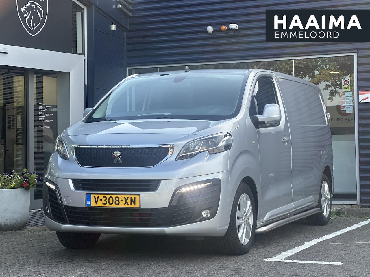 Peugeot Expert - 227S 2.0 BlueHDI 180pk automaat Premium Pack | Grip Control | Navigatie | Parkeercamera/-s - AutoWereld.nl