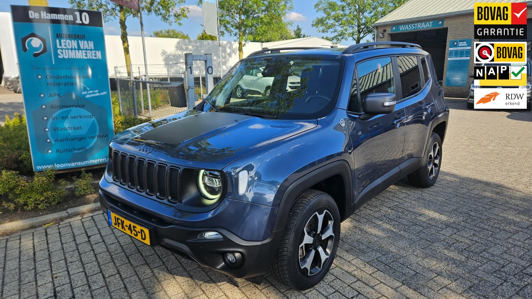 Jeep Renegade - 4xe 240 Plug-in Hybrid Electric Trailhawk l keyless entry l 4X4 l Dodehoek detectie l pano - AutoWereld.nl